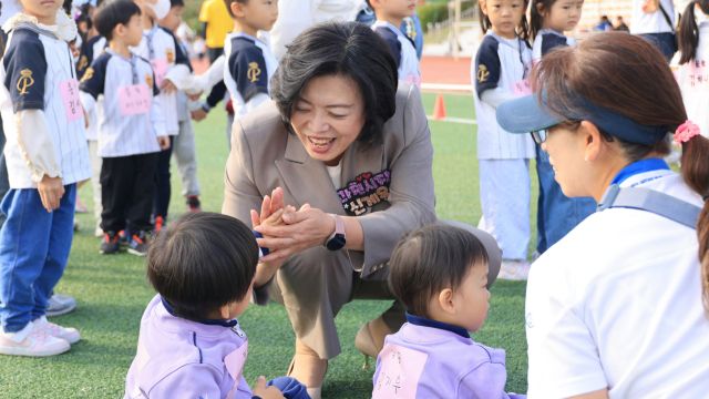 신계용 과천시장이 지난해 열린 과천시_어린이집 한마음 체육대회에서 어린이들과 인사를 나누고 있다. 과천시 제공
