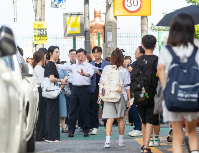박승원 광명시장이 광명남초등학교 통학길에서 안전점검을 하고 있다. 광명시 제공