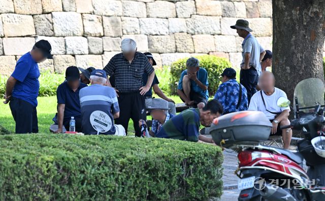 수도권에 폭염이 계속된 24일 오후 수원특례시 장안공원에서 더위에 지친 어르신들이 그늘에 모여 연신 부채질을 하며 휴식을 취하고 있다. 이날 경기도는 안전 안내 문자를 통해 도민들의 야외 활동 자제를 당부했다. 김시범기자