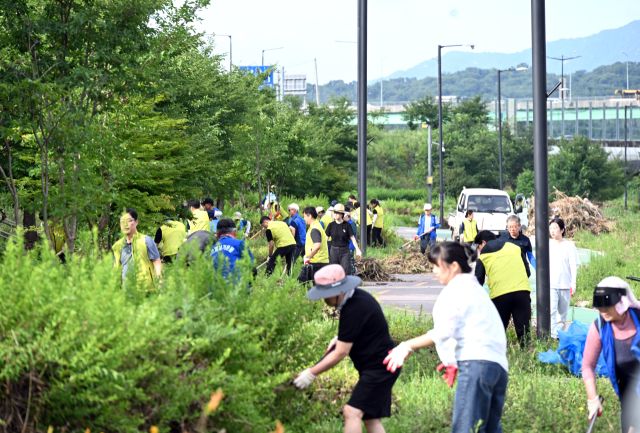 의정부시의회가 지난 23일 중랑천 일대에서 수해복구 활동을 펼치고 있다. 의정부시의회 제공