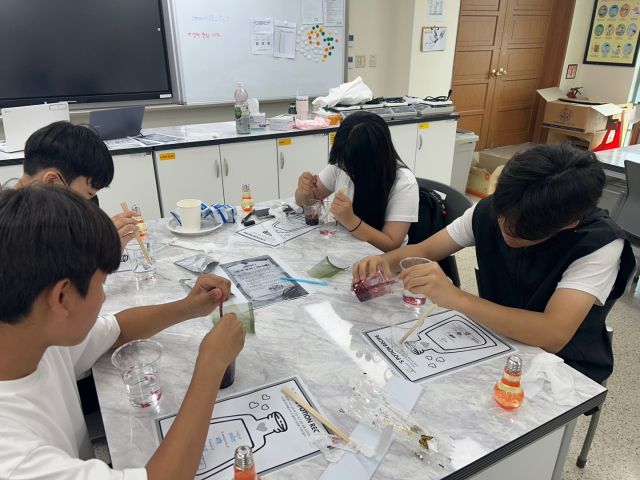 이천교육지원청이 운영하는 노벨과학 방학 캠프에서 관내 중학생들이 과학 실험과 탐구 활동을 펼치고 있다. 이천교육지원청 제공.