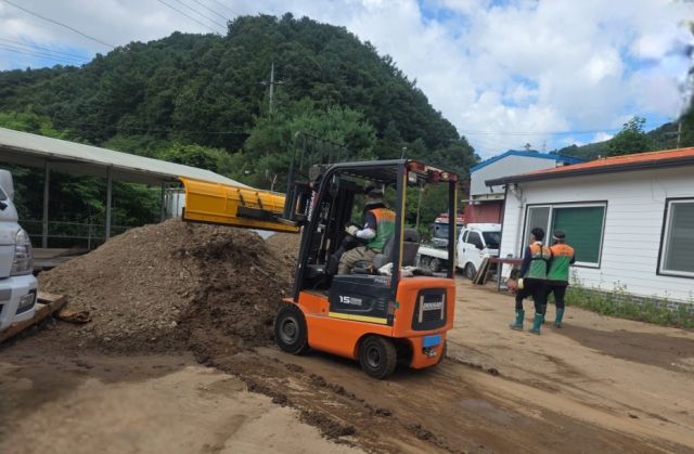 화성시지역자율방재단원들이 지난 23일 경기 가평군 북면 일대에서 수해복구 지원활동을 실시하는 모습. 화성특례시 제공