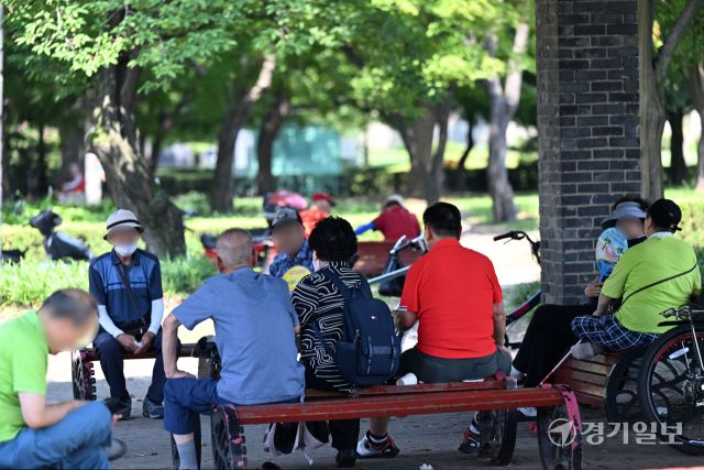수도권에 폭염이 계속된 24일 오후 수원특례시 장안공원에서 더위에 지친 어르신들이 그늘에 모여 연신 부채질을 하며 휴식을 취하고 있다. 이날 경기도는 안전 안내 문자를 통해 도민들의 야외 활동 자제를 당부했다. 김시범기자
