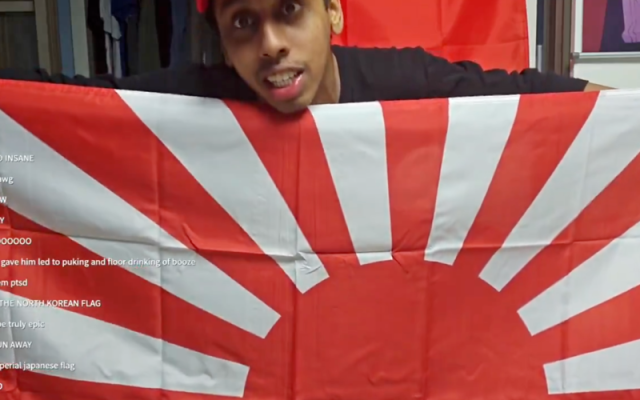 ’일본 제국주의 상징' 전범기(욱일기)를 들고 있는 미국 유튜버 조니 소말리(본명 램지 칼리드 이스마엘). X계정 ‘johnnysosmally’ 캡처