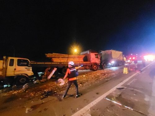 광주 직동IC 부근 화물차와 승용차 등 차량 4대 연쇄 추돌사고 현장. 경기도소방재난본부 제공