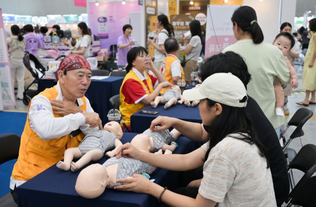 대한적십자사 경기도지사 안전강사들이 24일 오전 수원컨벤션센터에서 열린 ‘2025 코베 베이비페어&amp;유아교육전’에서 초보 부모들에게 영유아 심폐소생술을 교육하고 있다. 윤원규기자
