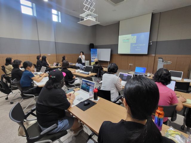 ㈔경기도여성단체협의회가 개최한 ‘경기도 여성활동가 역량강화 워크숍’에서 참여자들이 강의를 듣고 있다. (사)경기도여성단체협의회 제공