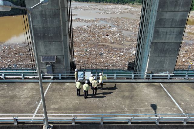 한국수자원공사 관계자들이 최근 발생한 역대급 집중호우로 인해 초목류 등 다량의 부유물이 유입된 남강댐 현장을 점검하고 있다. 한국수자원공사 제공