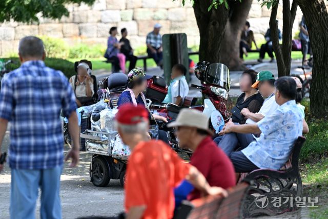 수도권에 폭염이 계속된 24일 오후 수원특례시 장안공원에서 더위에 지친 어르신들이 그늘에 모여 연신 부채질을 하며 휴식을 취하고 있다. 이날 경기도는 안전 안내 문자를 통해 도민들의 야외 활동 자제를 당부했다. 김시범기자