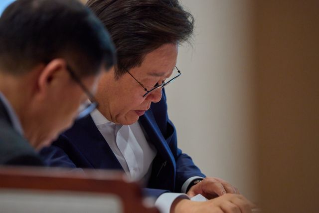 대통령실은 24일 이재명 대통령이 지난 23일 서울 용산 대통령실 청사에서 임웅순 국가안보실 안보2차장으로부터 보고받는 모습을 공개했다. 이재명 대통령 인스타그램