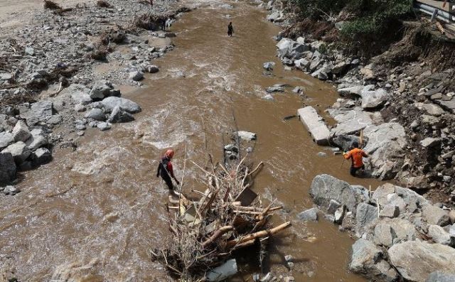 지난 22일 경기도 가평군 조종면 마일리에서 소방관들이 실종자 수색 작업을 벌이는 모습. 연합뉴스