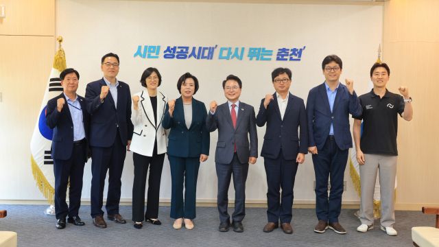 푸드테크 선도도시 포럼을 마친 과천시와 춘천시 관계자들이 기념사진을 찍고 있다(왼쪽 네번째부터 신계용 과천시장, 육동한 춘천시장). 과천시 제공