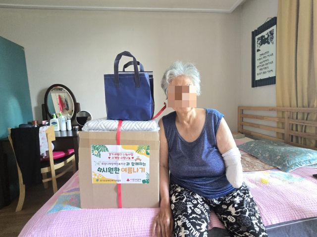 의왕 희망나래장애인복지관은 어르신 및 혼자 사는 장애인 가구에 삼계탕과 서큘레이터 등으로 구성된 키트를 전달했다. 희망나래장애인복지관 제공