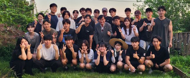 여주시 가남읍 귀농의 집 텃밭에서 건국대 건축학과 30여명의 학생들과 3년 연속 농촌봉사활동에 참여하고 있는 학생들에게 음료와 음식을 후원하고 있는 선배 서광범 경기도의원(건대 92학번)이 기념촬영을 하고 있다. 유진동기자