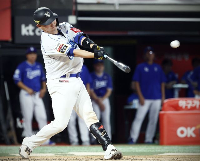 25일 수원 케이티위즈파크에서 열린 삼성 라이온즈와의 홈 경기서 KT 위즈 장성우가 5회말 투런 홈런을 터뜨리고 있다.KT 위즈 제공