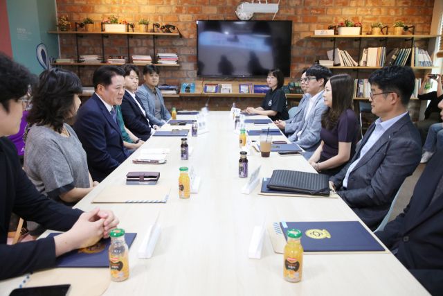 최대호 안양시장과 안양형 여성친화기업 임직원들이 25일 접견실에서 인증 협약 후 이야기를 나누고 있다. 안양시 제공.