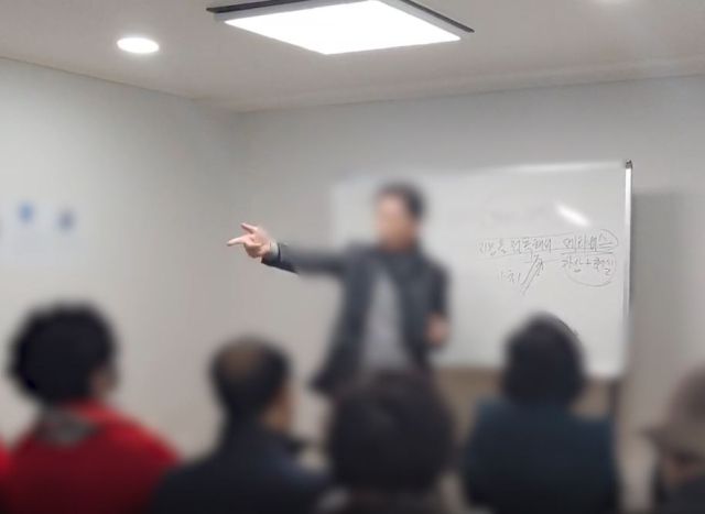 1년3개월간 2천200명으로부터 840억원대 투자금을 모집한 폰지사기 총책 A씨 등 7명이 경찰에 붙잡혔다. 사진은 A씨가 사업설명회를 통해 “AI, 코인, 쇼핑몰 등 미래가치 사업을 진행할 예정”이라며 투자자를 현혹하는 모습. 경기남부경찰청 제공