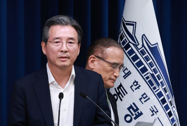 김용범 대통령실 정책실장(왼쪽)이 25일 용산 대통령실 청사에서 강훈식 대통령비서실장 주재로 열린 통상대책회의 관련 브리핑에 대한 취재진의 질문에 답하고 있다. 연합뉴스