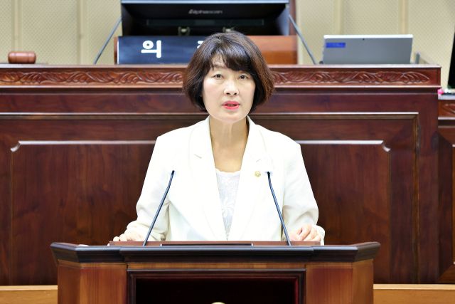 의왕시의회 박혜숙 의원이 대표발의한 ‘의왕시 선택예방접종 지원에 관한 조례 일부개정조례안’에 대해 제안설명을 하고 있다. 의왕시의회 제공