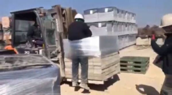 전남 나주에서 이주노동자를 지게차 화물에 묶고 들어 올리는 인권 유린 사건이 발생했다. 전남이주노동자인권네크워크 제공.