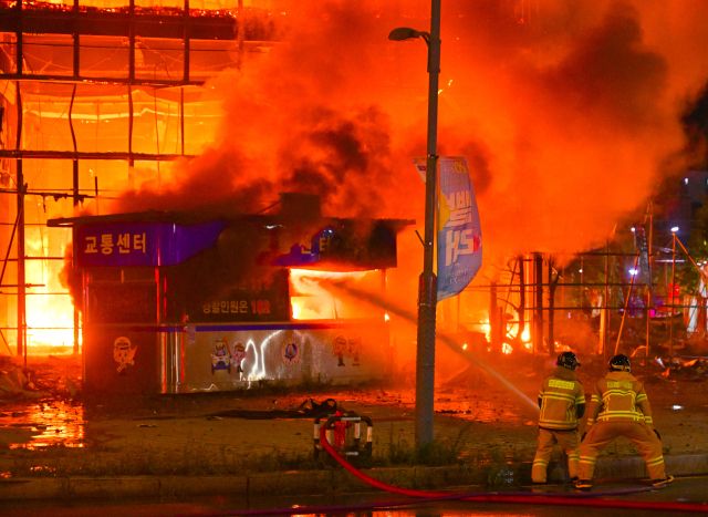 27일 0시 10분께 수원특례시 권선구 권선동의 한 아파트 모델하우스에서 화재가 발생, 소방당국이 대응 1단계를 발령하고 진화 작업을 벌이고 있다. 현재까지 인명 피해는 없으나, 불이 난 3층 건물은 전소됐다. 수원시는 재난 문자를 통해 터미널사거리 전방향 통제를 안내했고, 소방당국은 장비 45대와 인력 120명을 투입했다. 불길이 잡힌 뒤 정확한 화재 원인을 조사할 예정이다.조주현기자