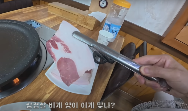 논란이 된 식당에서 제공된 삼겹살. 유튜브 채널 ‘꾸준’의 ‘울릉도는 원래 이런 곳인가요? 처음 갔는데 많이 당황스럽네요’ 제목 영상 갈무리