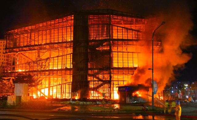 27일 0시 10분께 수원특례시 권선구 권선동의 한 아파트 모델하우스에서 화재가 발생, 소방당국이 대응 1단계를 발령하고 진화 작업을 벌이고 있다. 현재까지 인명 피해는 없으나, 불이 난 3층 건물은 전소됐다. 수원시는 재난 문자를 통해 터미널사거리 전방향 통제를 안내했고, 소방당국은 장비 45대와 인력 120명을 투입했다. 불길이 잡힌 뒤 정확한 화재 원인을 조사할 예정이다.조주현기자