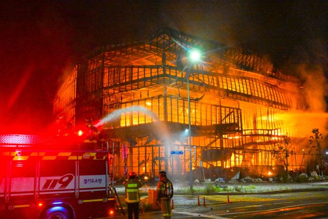 27일 0시 10분께 수원특례시 권선구 권선동의 한 아파트 모델하우스에서 화재가 발생, 소방당국이 대응 1단계를 발령하고 진화 작업을 벌이고 있다. 현재까지 인명 피해는 없으나, 불이 난 3층 건물은 전소됐다. 수원시는 재난 문자를 통해 터미널사거리 전방향 통제를 안내했고, 소방당국은 장비 45대와 인력 120명을 투입했다. 불길이 잡힌 뒤 정확한 화재 원인을 조사할 예정이다.조주현기자