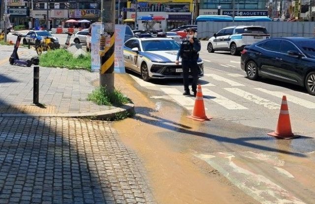 수원시 원천동 도로서 지반 침하. 경기도소방재난본부 제공