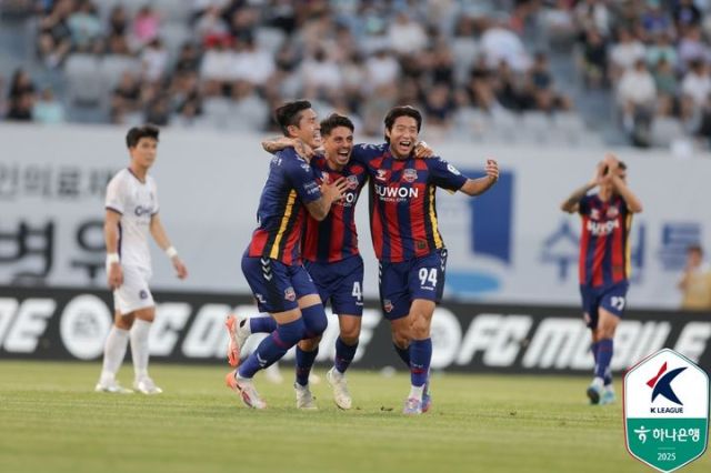 26일 수원종합운동장에서 열린 FC안양과의 홈 경기서 전반 23분 수원FC 윌리안(가운데)이 역전 골을 성공시킨 뒤 동료들과 함께 기쁨을 나누고 있다.한국프로축구연맹 제공