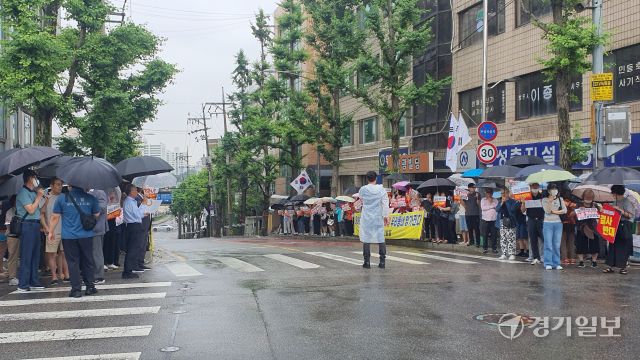 고양시도시계획위원회 7월 회의가 열린 지난 16일, 고양시청 정문 앞에서 주민들이 식사동 데이터센터 건립 반대 시위를 하고 있다. 신진욱기자
