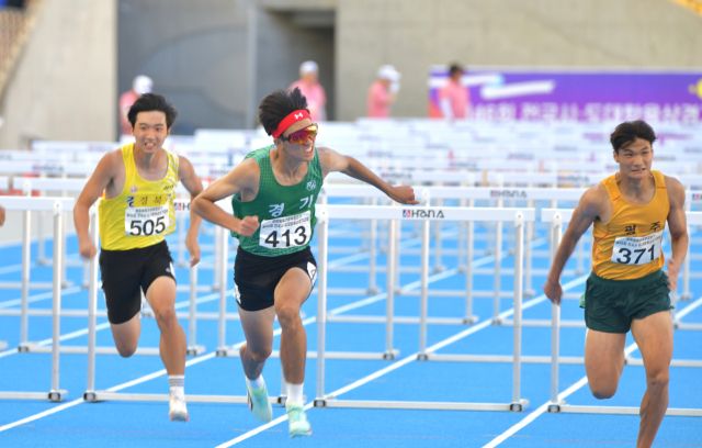 27일 오후 부산 아시아드 주경기장에서 벌어진 ‘문화체육관광부장관기 제46회 전국시·도대항육상경기대회’ 남고부 110m 허들 결승서 이민혁(경기모바일과학고·가운데)이 1위로 결승선에 골인하고 있다.경기도육상경기연맹 제공