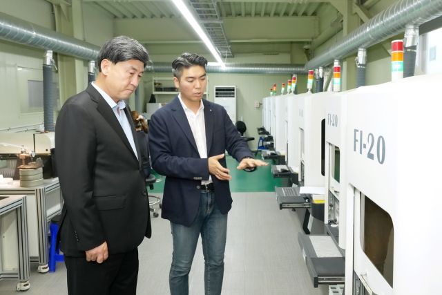 방세환 광주시장이 에코시계㈜를 방문해 관계자로부터 설명을 듣고 있다. 광주시 제공