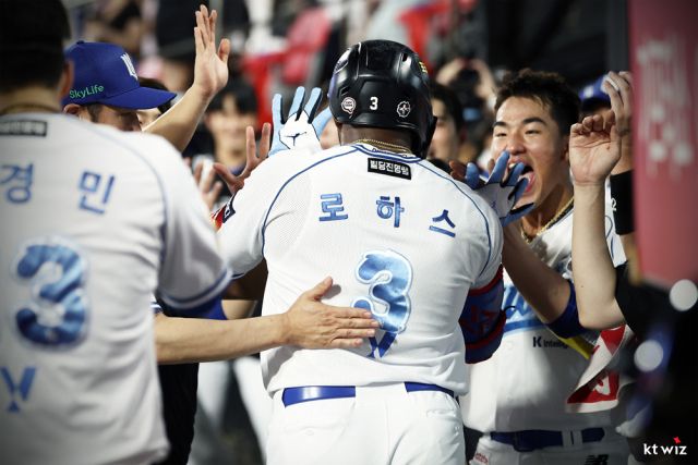 KT 위즈가 삼성과의 주말 3연전 마지막 경기서 짜릿한 역전승을 거두며 위닝시리즈를 기록했다.KT 위즈 제공