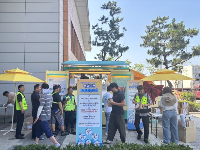 인천항만공사(IPA)는 최근 인천 국제여객터미널 입주기관 및 부두 현장 근로자들을 대상으로 온열질환 예방 캠페인을 하고 폭염 지원물품을 전달했다. IPA 제공