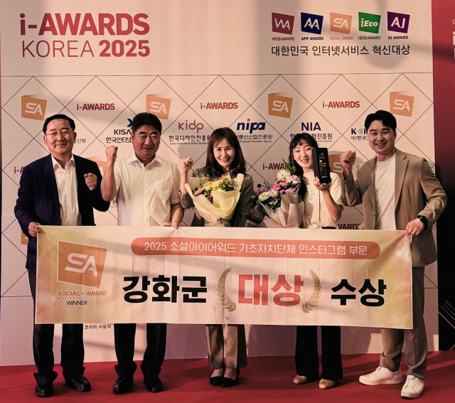 사진 왼쪽부터 김학범 강화부군수, 안계환 관광과장, 구윤자 관광콘텐츠팀장, 이예지 주무관. (강화군 제공)