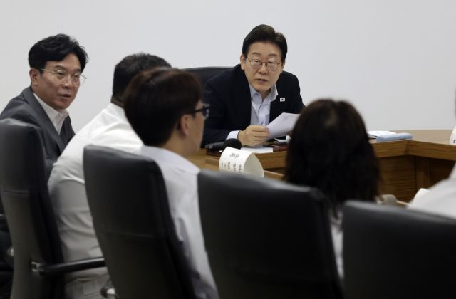 이재명 대통령이 25일 경기 시흥시 SPC 삼립 시화공장에서 열린 산업재해 근절 현장 노사간담회에서 SPC 삼립 직원의 발언을 듣고 있다. 연합뉴스