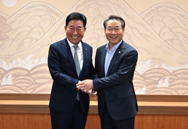 유정복 인천시장(오른쪽)이 지난 25일 시청 대접견실에서 박종범 세계한인경제무역협회 회장을 접견하고 기념촬영을 하고 있다. 인천시 제공