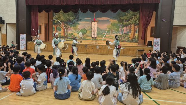 광주하남교육지원청이 주관한 하남지역 ‘학교로 찾아가는 전통공연배달부’ 공연이 신장초 공연을 끝으로 성료됐다. 광주하남교육지원청 제공