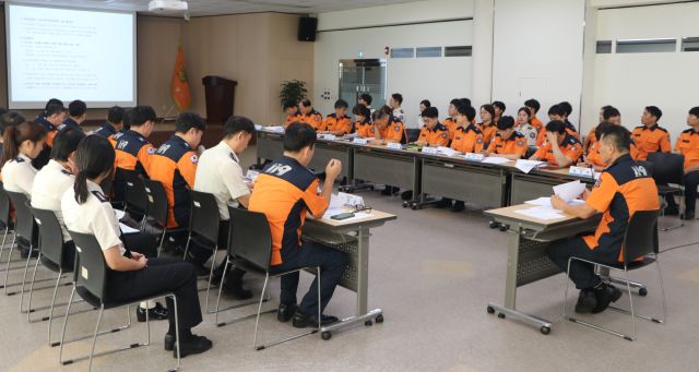 상반기 하남소방서 주요업무 추진성과 보고회를 주관하고 있는 조천묵 하남소방서장. 하남소방거 제공