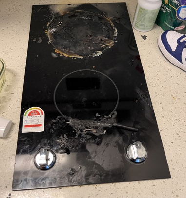 지난 27일 오후 8시21분께 인천 연수구 송도동 오피스텔 10층 내부 하이라이트 상부가 불에 탔다. 인천소방본부 제공