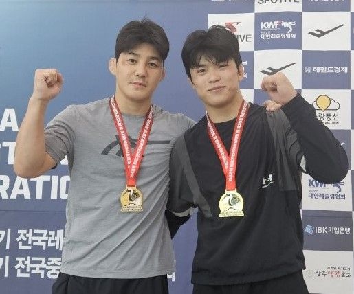 남자 일반부 그레코로만형서 우승한 김현우(왼쪽)와 이지율.경기일보 DB
