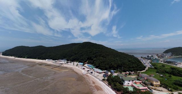 안산시가 해양수산부 주관 해양치유지구 지정 공모사업에 대비, 관련 용역을 본격 착수한다. 사진은 구봉도 전경. 안산시 제공