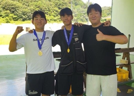 제49회 회장기 전국중·고학생사격대회 남자 고등부 트랩에서 시즌 2관왕에 오른 박건혁(가운데).선수 부모 제공