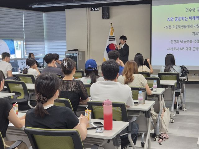 이세돌 9단이 초등교사를 대상으로 ‘AI와 공존하는 미래에 필요한 역량, 교실 속 게이미피케이션’을 주제로 특강을 하고 있다. 동두천양주교육지원청 제공