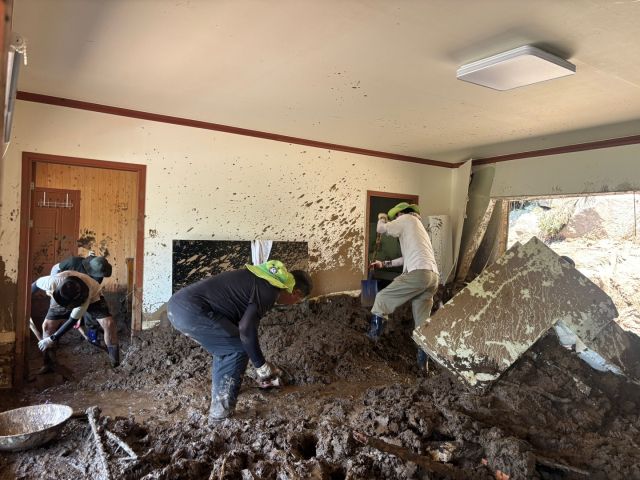 가평의 집중호우 피해지역에서 자원봉사자들이 복구작업을 하고 있다. 가평군 제공