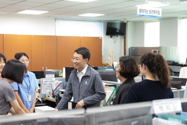 김성중 경기도 행정1부지사가 28일 안성시 대덕면을 방문해 ‘민생회복 소비쿠폰 찾아가는 신청’ 사업 운영 현장을 살피고 있다. 경기도 제공