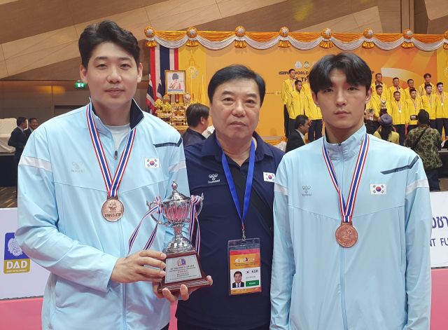 남자 레구 이벤트서 동메달을 획득한 고양시청의 이기훈 총감독(가운데)과 선우영수(왼쪽), 박현근 선수.고양시청 제공