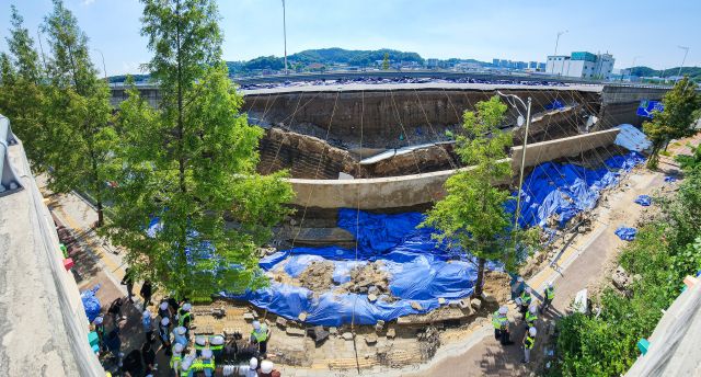 지난 16일 오산시 가장교차로 고가도로의 옹벽이 붕괴해 아래 도로를 지나던 차량 운전자 1명이 숨진 사고와 관련해 경찰, 국토교통부 사고조사위원회, 과학수사대 등 관계자들이 28일 합동 감식을 진행하고 있다. 사진은 합동 감식을 진행중인 관계자들 모습. 윤원규기자