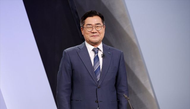 더불어민주당 박찬대 당대표 후보가 27일 서울 여의도 KBS 신관 공개홀에서 열린 TV토론회에 참석해 시작을 기다리고 있다. 연합뉴스